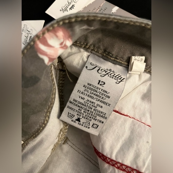 Women’s Royalty For Me Mid Rise NWT camouflage floral shorts in size 12 - Picture 7 of 12